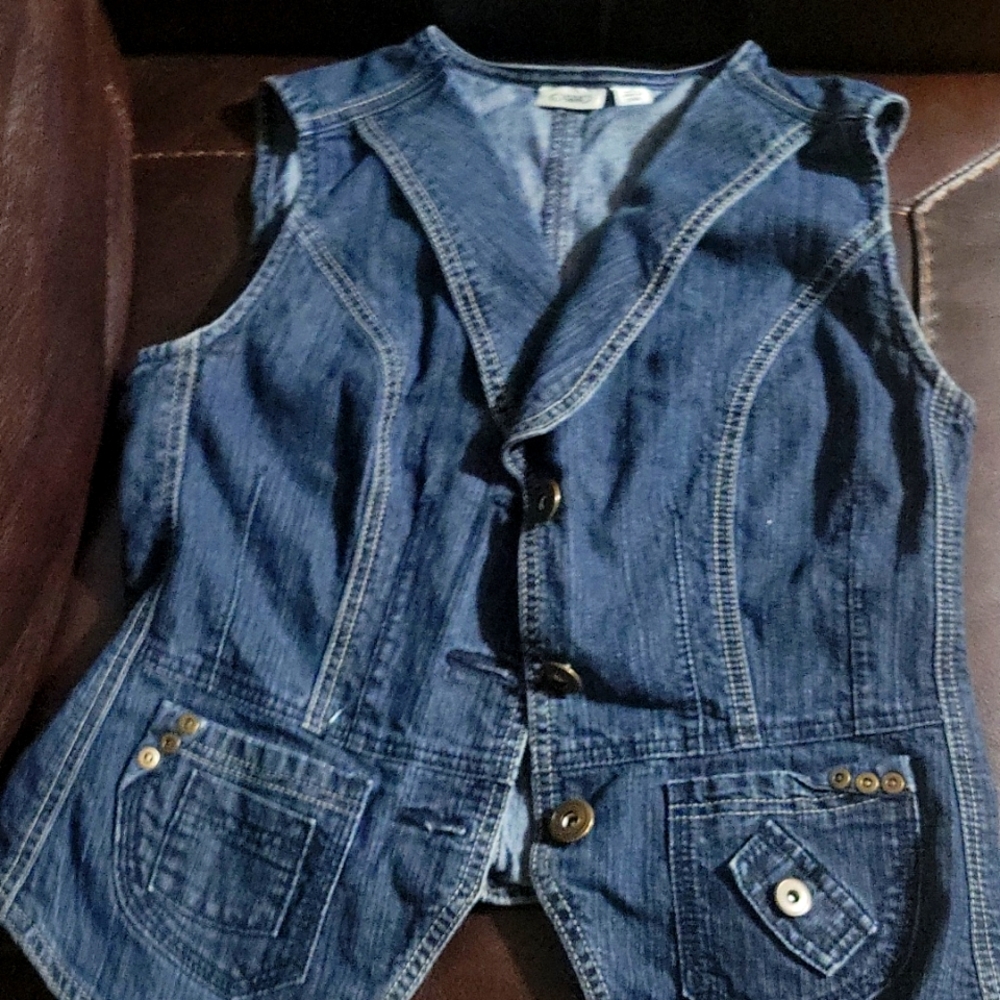 Sleeveless jean jacket